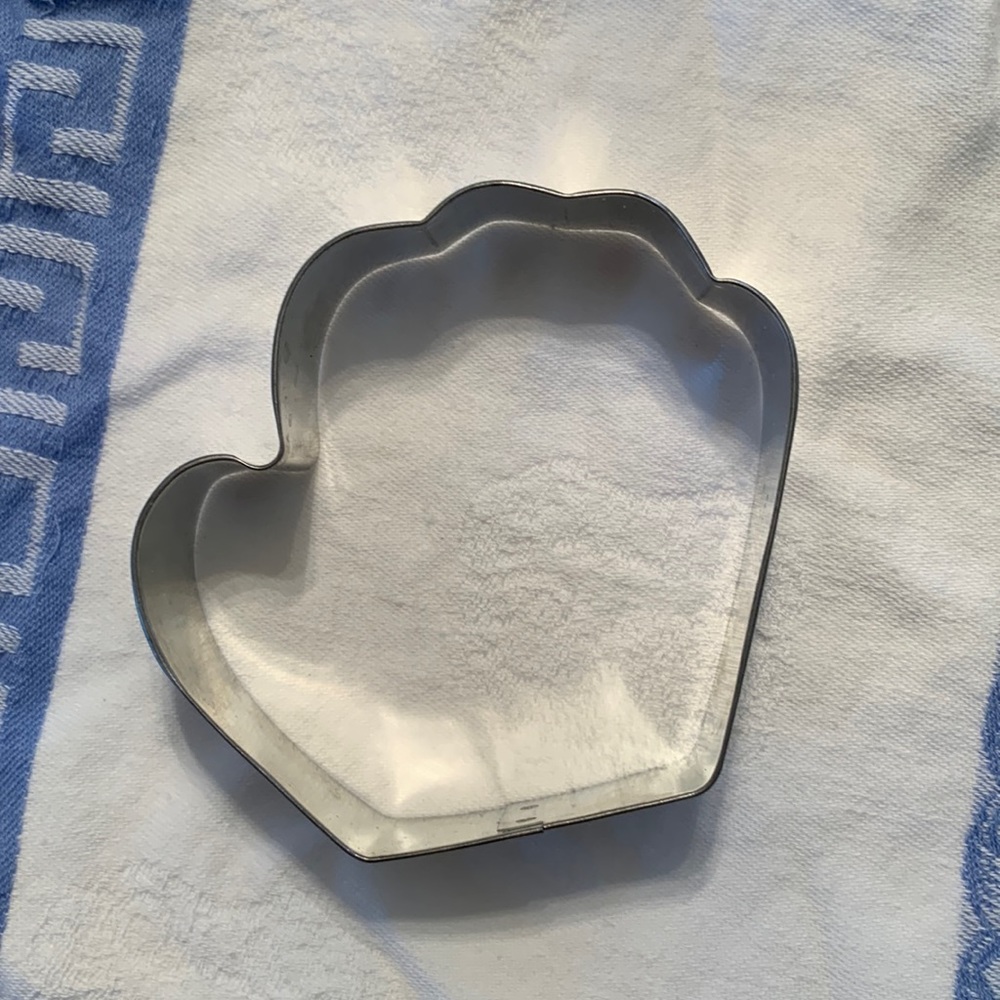 Baseball glove cookie cutter